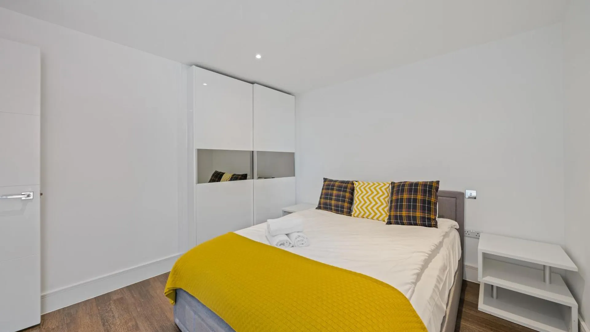 Riverside 1Br With Easy Transport 20Min To City Centre contacts
